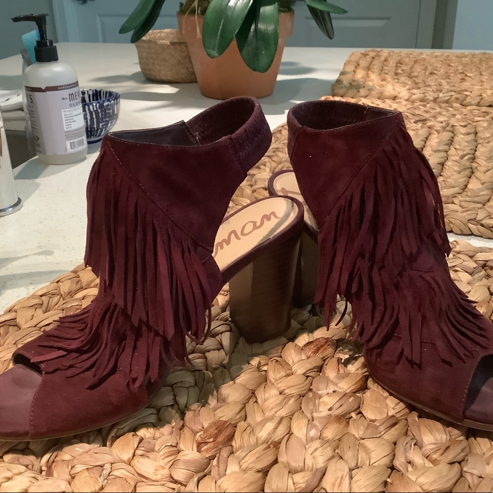 Womens burgundy suede open toed heels with fringe.
